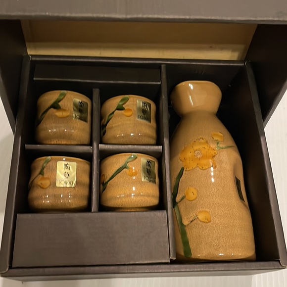 NWT Beautiful Tougei Saki Set Japanese Ceramic Saki Set 5 Piece - Picture 1 of 15